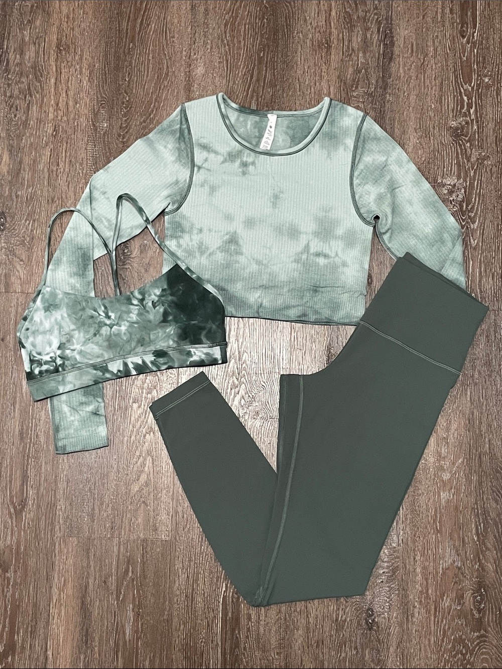 Like New Lululemon Matching Dark Forest 3-Piece Set. Size Tops 6/Bottom 8